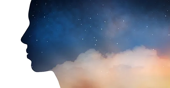 星空と夕焼け雲を映す女性の横顔シルエット